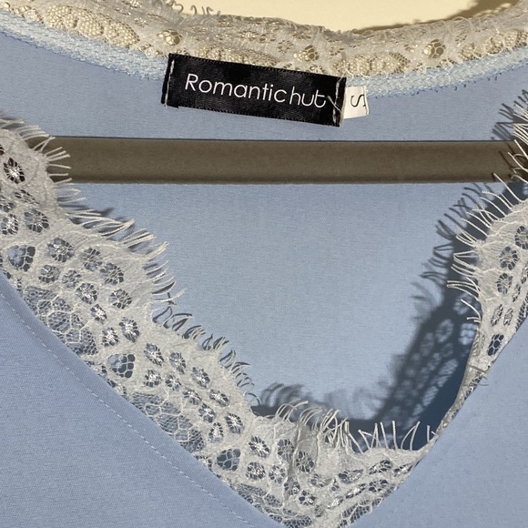 Blue tank with lace edges - Picture 2 of 2